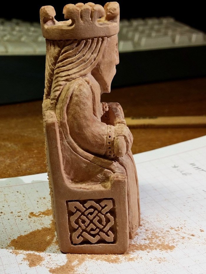 Резьба объемной деревянной шахматной фигуры из древесины груши